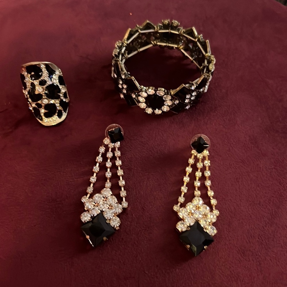 Black jewels gold metal crystal stones matching set of earrings bracelet & ring - Picture 3 of 4